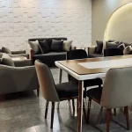 با توجه به این متن : مبل مدل اِلسا را میتوان در دسته بندی کلاسیک با ریشه ای کلاسیک و روحی نئوکلاسیک قرار داد. این مدل زیبا با طراحی خاص و همچنین دیزاینی نو در سبک کلاسیک توانسته محبوبیت بسیاری در بین علاقه مندان سبک های اصیل و نوین پیدا کند. در واقع اِلسا مبلمانی است که می تواند در نقش های مبلمان پذیرایی و راحتی مورد استفاده قرار گیرد. جنس میانی : تسمه چند لایه محکم.کف فوم  سرد  شرکتی.بدنه  اسفنج  ویژه ۳۵ کیلویی.فنر و لبه دوزی ابعاد کاناپه : طول : ۸۵ ، عرض : ۷۰ ، ارتفاع نشیمن : ۴۵ ، ارتفاع تاج : ۱۰۲ سانتی متر, کوئین طول : ۸۰ , عرض : ۷۰ , ارتفاع : ۱۱۰ سانتی متر ابعاد مبل تک : ابعاد مبل تک مبل کوئین : طول : ۸۵ ، عرض : ۷۰ ، ارتفاع نشیمن : ۴۵ ، ارتفاع تاج : ۱۰۲ سانتی متر ابعاد میز : جلو مبل قطر : ۱۰۰ , ارتفاع : ۵۵ سانتی متر, عسلی قطر : ۵۵ , ارتفاع : ۶۵ سانتی متر 3 تا Alt تصویر بده نهایتا هر جمله 8 کلمه و یک توضییح متا 160 تا 170 کاراکتر
